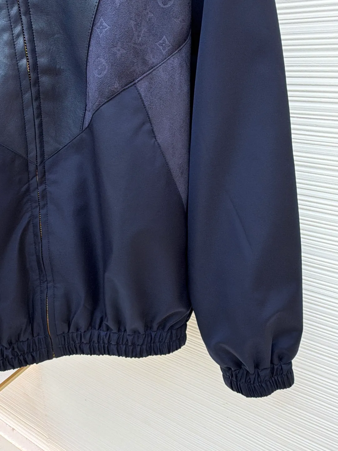 LOUIS VUITTON Presbyopic embossed stitching leather jacket ●Original version: Purchased and developed by 34774 ●Item number: 1681869-C20 ●Fabric: nylon fabric ●Technology: embossed production ●Version: fitted version ●Weight: about 835 grams ●Size: 46-48-50-52 ●Description: The main body of the garment is made of 100% nylon material, which is very breathable. You will not feel stuffy at all when wearing it. The cuffs, collar and front are all made of soft sheep leather, which is smooth to the touch and has a full texture! Classic Monogram embossed suede leather inserts. The high collar design with elastic cuffs and hem is not only windproof and warm, but also allows you to move freely without feeling restricted at all! The zipper opening and closing design on the side is also very considerate, making it very convenient to put on and take off. There are also practical pockets on both sides, which can hold many small items. It is fully functional and can be matched with many types of clothing to create a fashionable look. The overall wiring is straight and delicate, the fabric is comfortable and soft, and the color is consistent without color difference. It can be matched with the same style to create a fashionable look and control various occasions. Customized accessories, complete with three standards, same style for men and women!